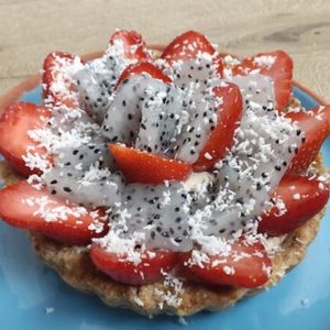 Tartelette fraise et fruit du dragon sur une assiette bleue