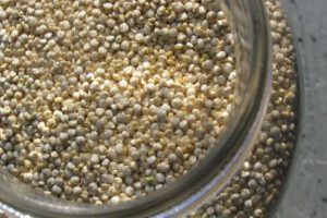 pot en verre rempli de graines de quinoa