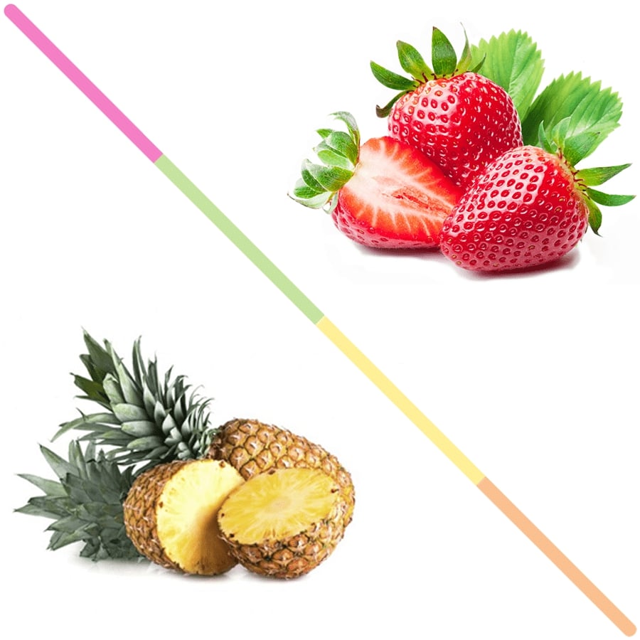 Deux fraises entières à côté d'une demi fraise et un ananas entier à côté d'un ananas coupé en deux sur fond blanc