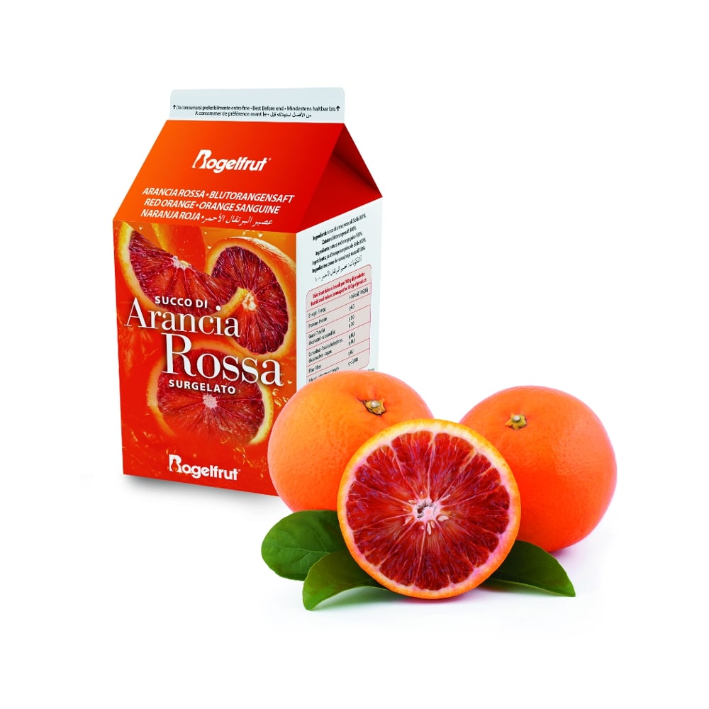 une brique de jus d'orange sanguine surgelée avec deux oranges et une demi orange avec feuilles sur fond blanc