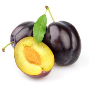 deux prunes noires entières avec feuilles et demi prune sur fond blanc