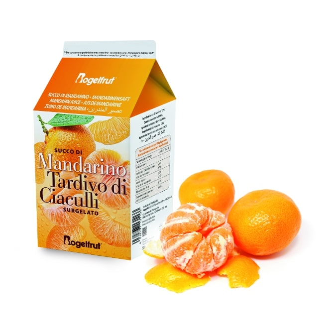 une brique de jus de mandarine surgelée avec deux mandarines et leurs peaux sur fond blanc