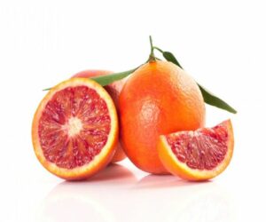 deux oranges sanguines surgelées une demi orange sanguine et un quart d'orange sanguine surgelées sur fond blanc avec feuilles