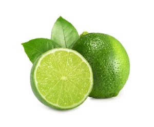 Un citron vert entier à côté d'un demi citron vert surgelé sur fond blanc