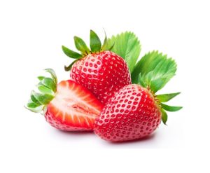 Deux fraises entières à côté d'une demi fraise surgelée sur fond blanc