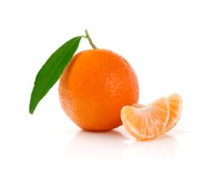 Une mandarine entière et deux tranches de mandarine surgelée sur fond blanc