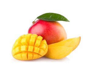 Une mangue entière avec une tranche de mangue et une demi mangue coupée en quadrillage surgelée sur fond blanc