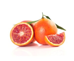 Deux oranges sanguines entières à côté d'une demi et d'un quart d'orange sanguine surgelée sur fond blanc