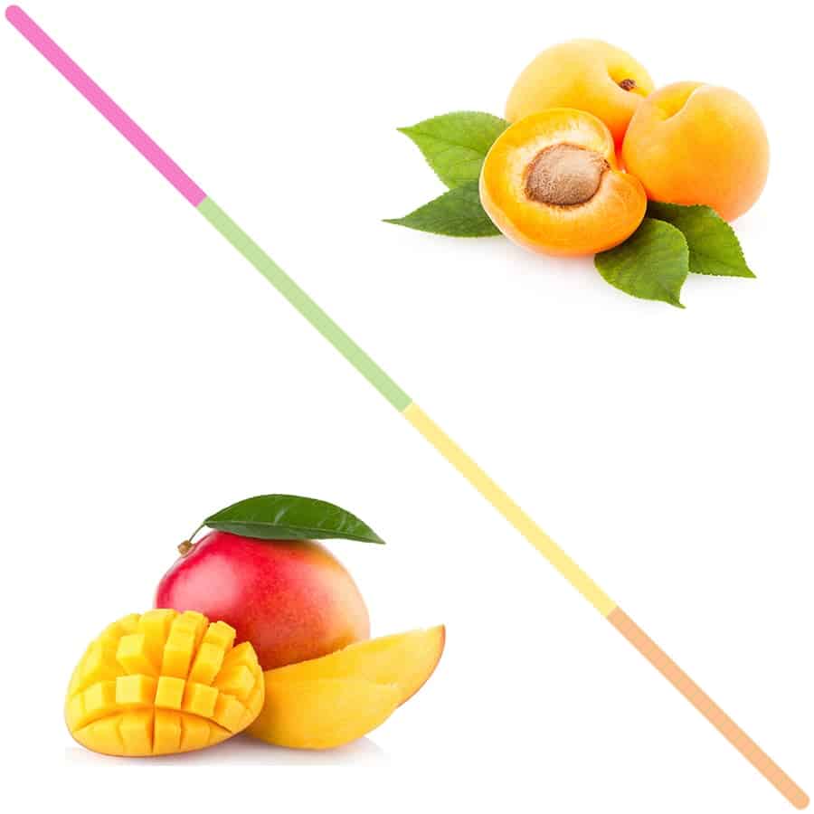 Trois Abricots Entiers avec feuilles et noyau à côté d'une mangue entière avec une tranche de mangue et une demi mangue coupée en quadrillage surgelée sur fond blanc
